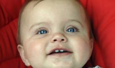 Во сколько месяцев появляются первые зубки у ребенка?