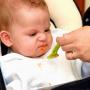 Beş aylık bir bebeğin emzirirken, suni veya karışık beslenirken beslenmesi nelerden oluşur?